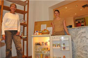 Seit dem 11. Juni gibt es in Kooperation von den Grünen und Foodsharing einen neuen Verteiler im Parteibüro der Grünen. Foto: Madleine Wolf (Foodsharing, rechts) und Silke Lenkheit (Grüne).