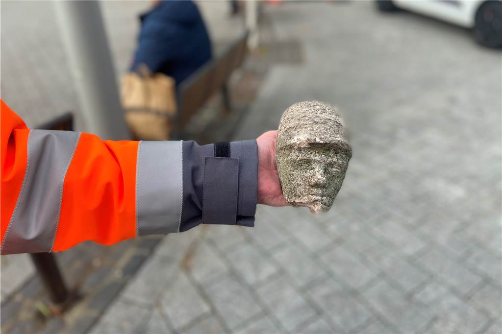 Der Kopf des Reiterbrunnens in Castrop-Rauxel, nachdem er bei Aufbauarbeiten abgeschlagen wurde. 