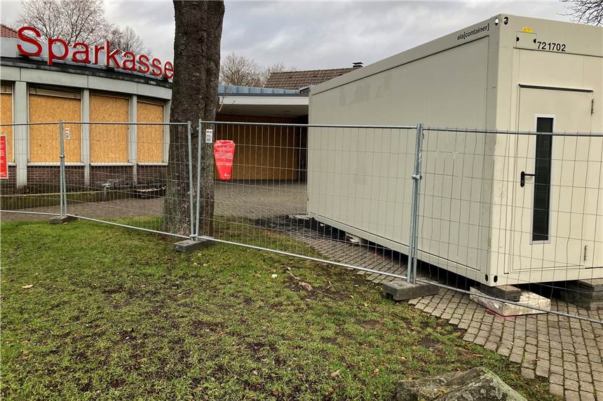 Container der Sparkasse in Lünen-Süd öffnet erst nach Weihnachten Seit dem 9. Dezember steht ein Container vor der Filiale der Sparkasse in Lünen-Süd. Bis die Übergangsfiliale öffnen kann, wird es noch etwas länger dauern, als geplant.
