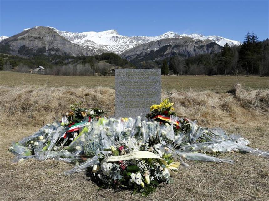Neue Gedenkstätte für Germanwings-Opfer geplant Seit dem Absturz des Germanwings-Flugs 4U9525 gibt es nur einen Gedenkstein in Le Vernet in den südostfranzösischen Alpen Foto: Guillaume Horcajuelo/Archiv