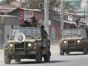 Seit dem blutigen Polizeieinsatz gegen demonstrierende Textilarbeiter in Phnom Penh patrouillieren Einsatzkräfte die Straßen der Hauptstadt. Foto: Mak Remissa