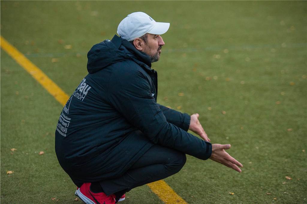 Was macht Birol Dereli?: Ex-Oberaden-Coach seit eineinhalb Jahren raus aus dem Fußball Birol Dereli in der Hocke an der Seitenlinie.