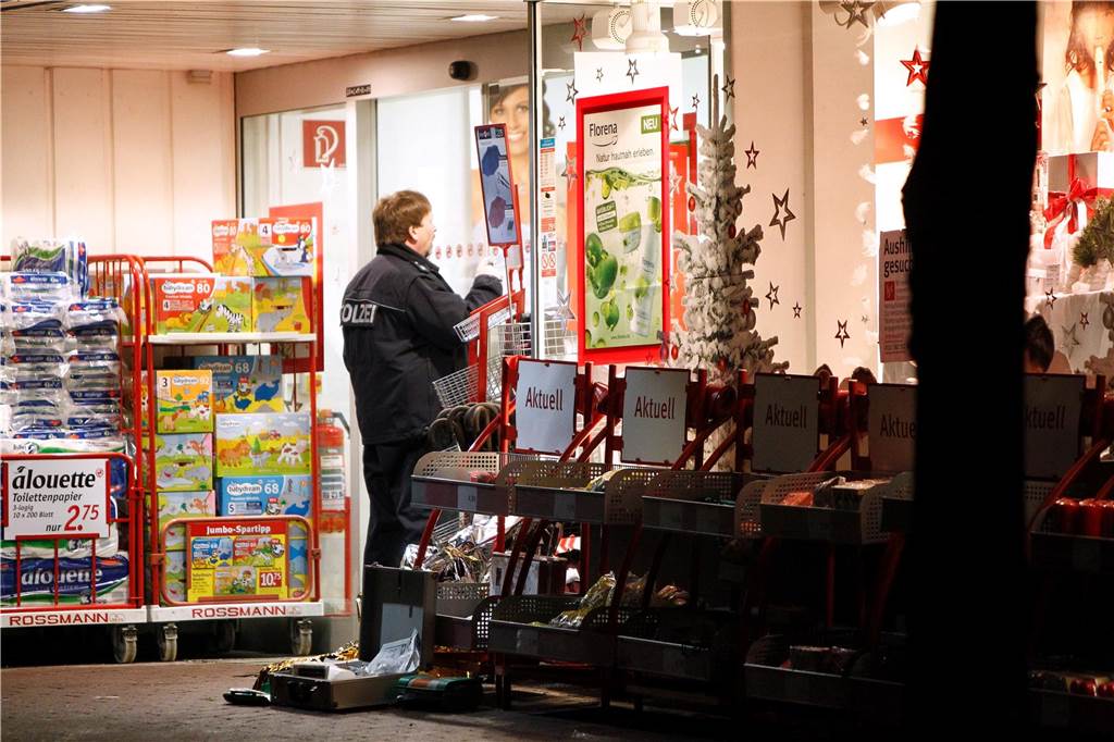 Immer mehr Ladendiebstähle ärgern Händler: „Jedes Teil tut uns weh“ Ein Polizist in einem Kiosk