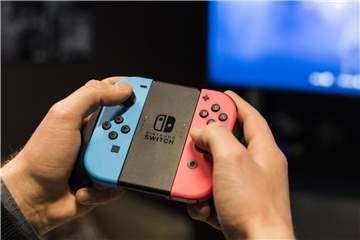 Seit dem Firmware-Update 5.0 der Nintendo Switch häufen sich die Meldungen beschädigter Geräte. Zurückgeführt wird dies oft auf die Nutzung von Dockingstationen von Drittanbietern. Foto: Christophe Gateau/