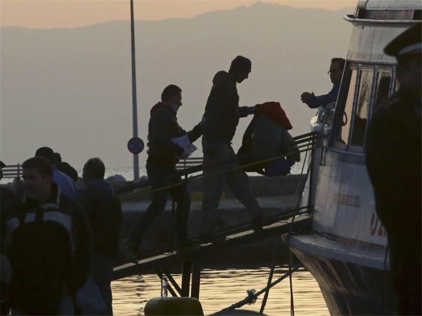 Kritik am EU-Flüchtlingsdeal mit der Türkei Seit dem im März getroffenen Abkommen zwischen der EU und der Türkei werden Flüchtlinge, die illegal nach Griechenland einreisen, zurück in die Türkei gebracht. Im EU-Parlament gibt es Kritik an der Behandlung der Flüchtlinge in der Türkei. Foto: Orestis Panagiotou/Symbolbild