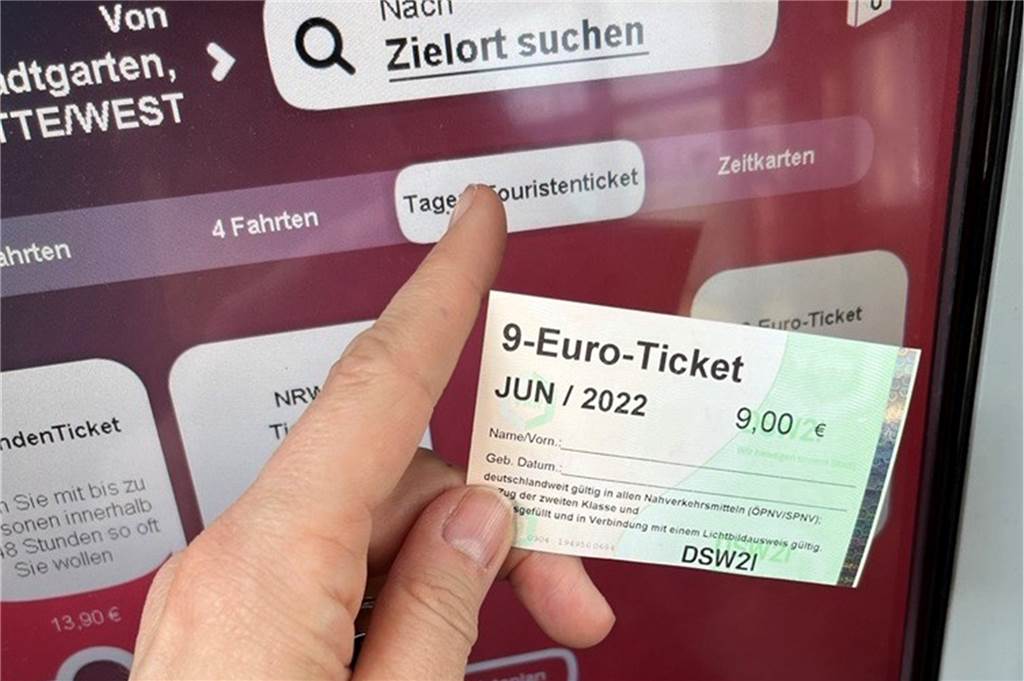 Erster Tag mit 9-Euro-Ticket: „Wir haben niemanden stehen lassen müssen“ Seit dem Monatsersten ist für den jeweiligen Monat auch der Kauf des 9-Euro-Tickets am Automaten in den Stadtbahnstationen möglich.