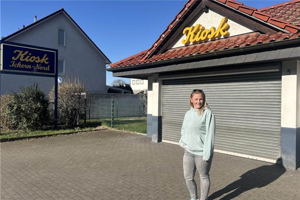 Jana steht vor dem geschlossenen Kiosk in Ickern-End.