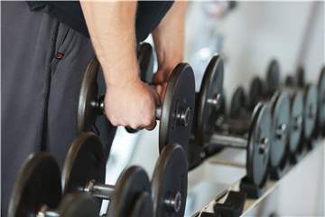 Seit dem zweiten Freitag im Juni können die Sportler in die Fitness-Studios zurückkehren. Von Null auf 100 ist allerdings hier nicht die richtige Devise.