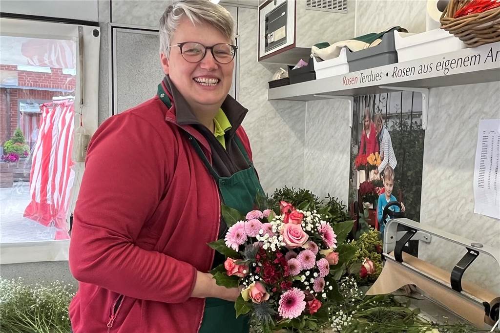 Das Ende einer Ära: Terdues schließen nach fast 60 Jahren Gärtnerei Gerburg Terdues mit einem Blumenstrauß.