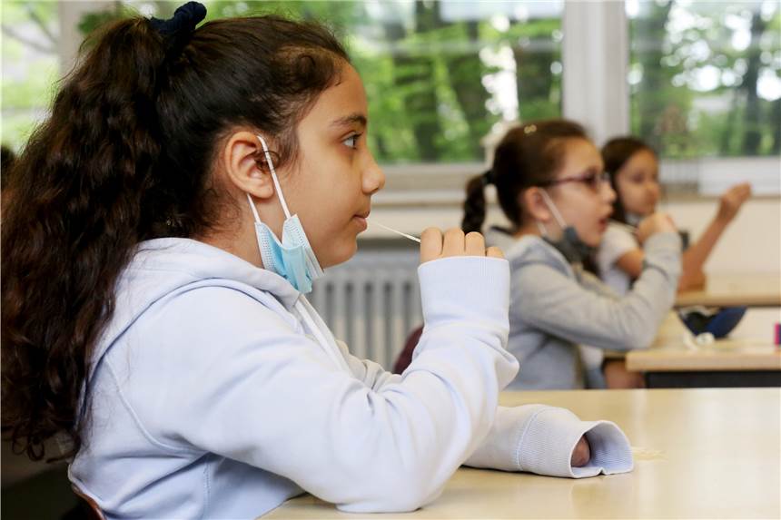 Weiter Verwirrung bei Schulen und Eltern wegen Corona-Tests Eine Schülerin der Klaase 3a der Maria-Kunigunda-Grundschule Nour macht den "Lolli-Test.