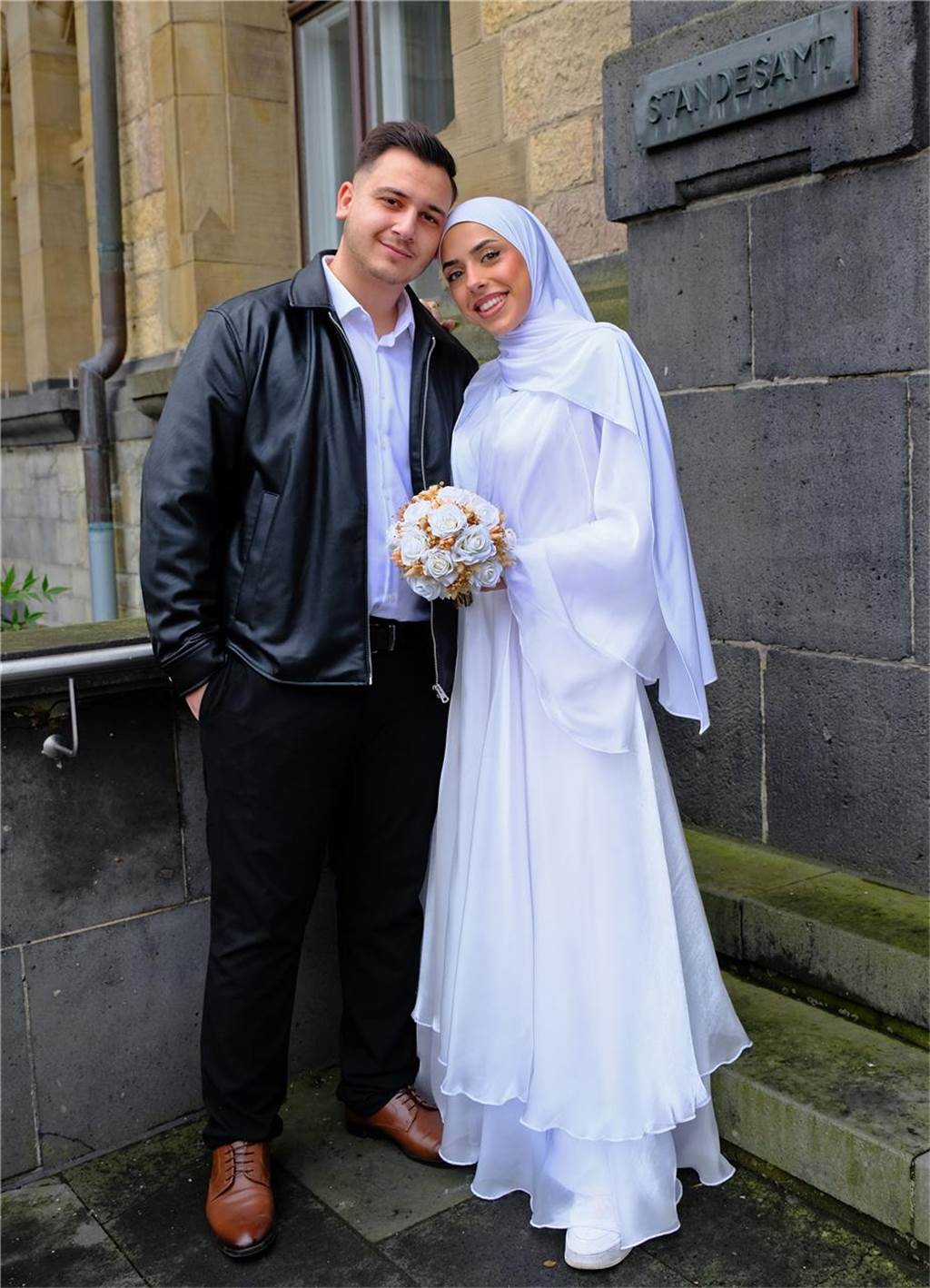 Die Eheleute Amal Khanafer und Hadi Tormas nach ihrer Trauung vor dem Rathaus in Recklinghausen