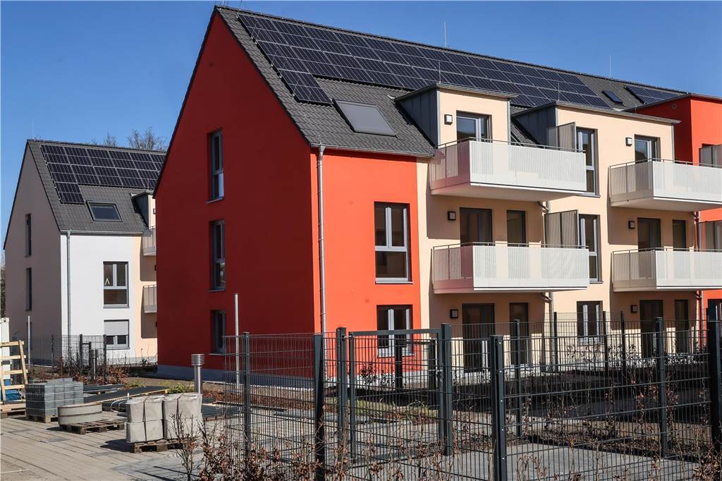 Die ersten Mieter sind in die modernen Wohngebäuden mit roten und beigen Fassaden in Dortmund-Brechten eingezogen.