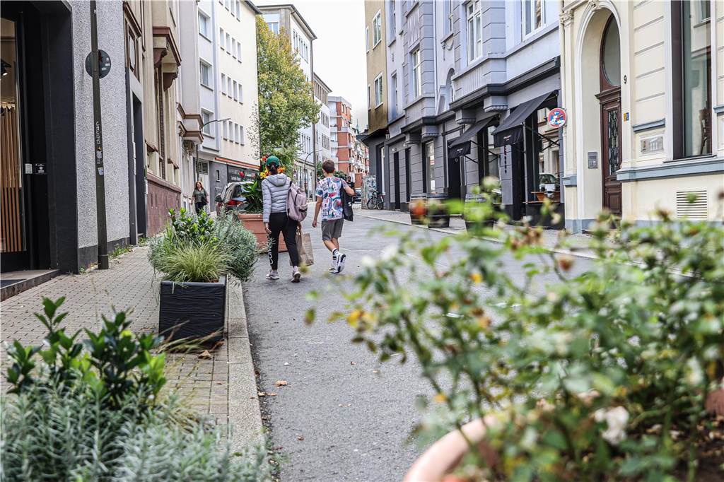 Ärger um neue Fußgängerzone in der City: Kaufleute fürchten um Kunden Seit die Stadt Pflanzkübel mit Grün in die Straße gebracht hat, sind die Chancen, einen Stellplatz zu finden, bereits deutlich kleiner geworden.