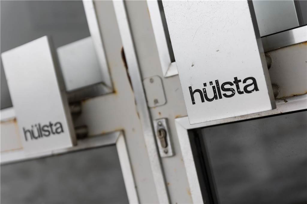 Hülsta-Hallen: Legdener Unternehmen übernimmt Areal bei Ottenstein Ein Türschild der Hülsta-Hallen in Ottenstein