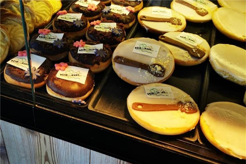 Jetzt gibt‘s Deininghausen-Amerikaner für die Verwirklichung eines Traums Seit Dienstag liegen diese lokalpatriotischen Amerikaner und Donuts in der Auslage bei Bäckerei Auffenberg in Ickern am Marktplatz.