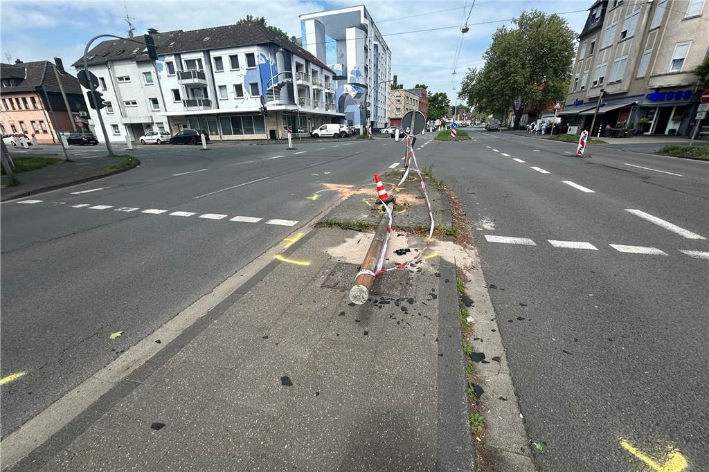 Gefährlich für Fußgänger: Ampelanlage nach Unfall weiterhin defekt Seit Dienstagabend (29.4.) ist die Ampelanlage an der Kreuzung B235 / Langestraße nach einem Unfall ausgefallen. Die angefahrene Ampel liegt umgebogen auf der Straßeninsel.