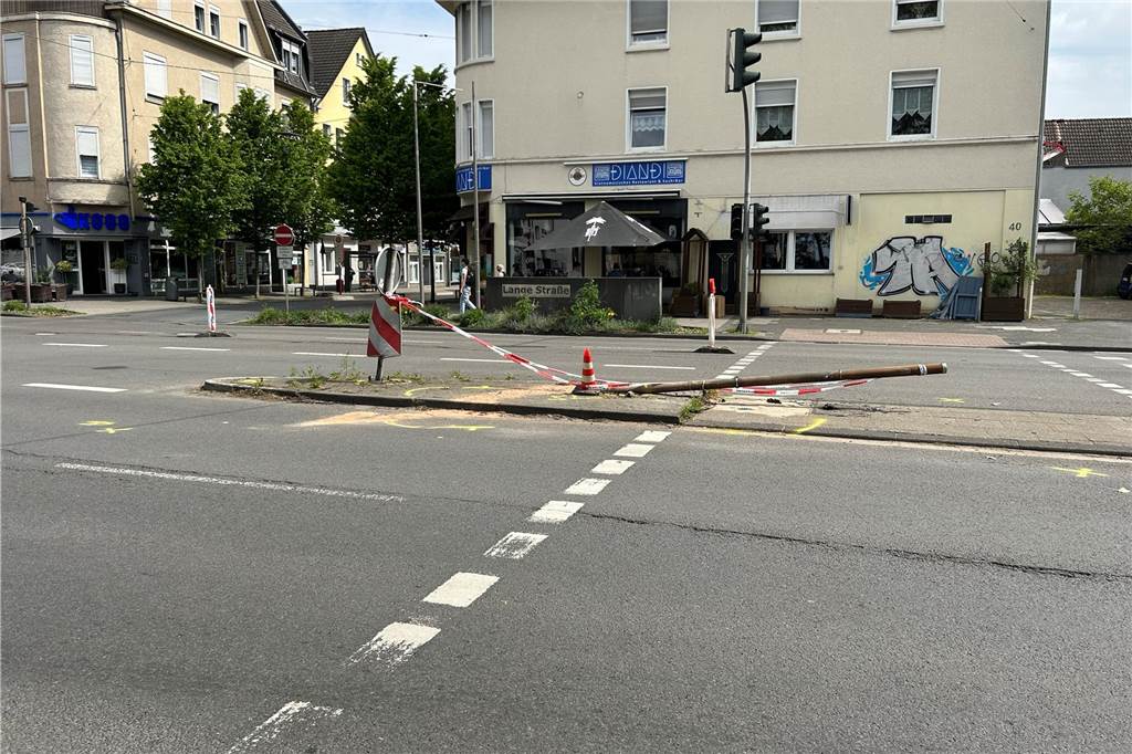 Seit Dienstagabend (29.4.) ist die Ampelanlage an der Kreuzung B235 / Langestraße nach einem Unfall ausgefallen. Die angefahrene Ampel liegt umgebogen auf der Straßeninsel.