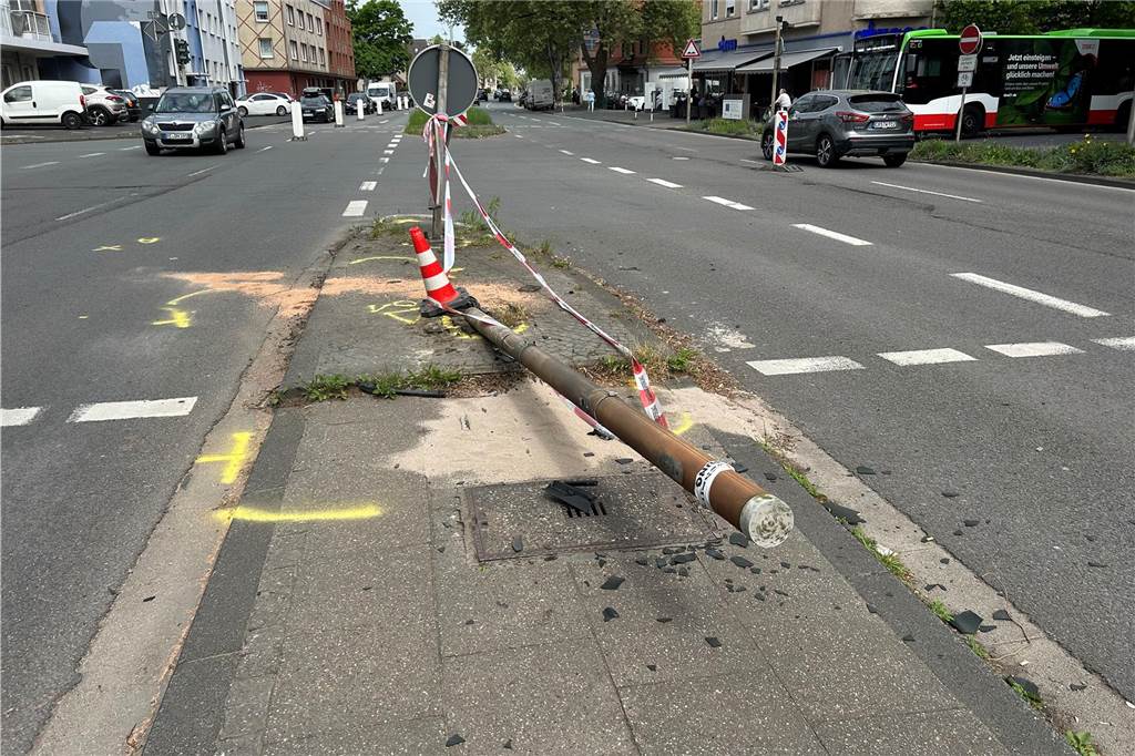 Seit Dienstagabend (29.4.) ist die Ampelanlage an der Kreuzung B235 / Langestraße nach einem Unfall ausgefallen. Die angefahrene Ampel liegt umgebogen auf der Straßeninsel.