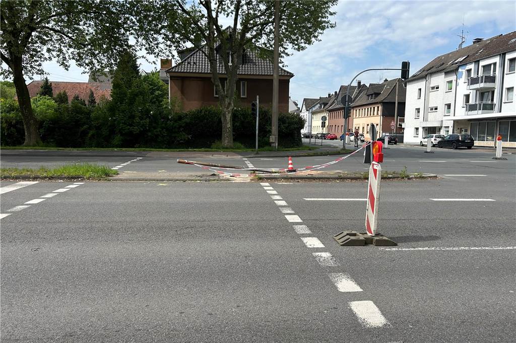 Seit Dienstagabend (29.4.) ist die Ampelanlage an der Kreuzung B235 / Langestraße nach einem Unfall ausgefallen. Die angefahrene Ampel liegt umgebogen auf der Straßeninsel.