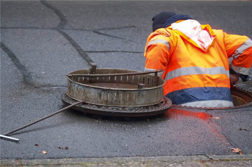 EUV überprüft in Castrop-Rauxel 16 Kilometer Kanalnetz Seit Dienstagabend laufen an der Ecke Holzstraße und im Sandweg Kanalarbeiten