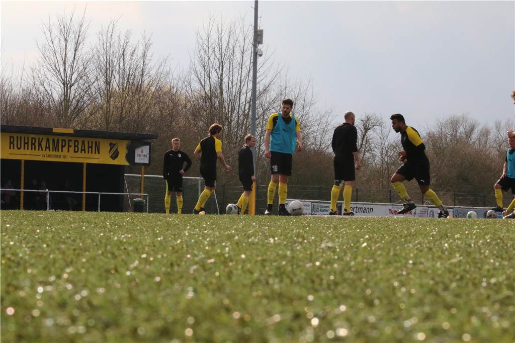 Mikroplastikverbot betrifft Kunstrasenplätze: Mehrere Sportanlagen der Region werden erneuert Trainingseinheit in Langschede auf dem neuen Kunstrasen.
