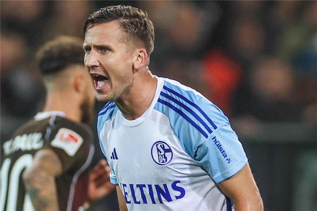Hülsta-Chef Thomas Knecht geht: Das hat Folgen fürs Insolvenzverfahren Paul Seguin im Schalke-Trikot mit Hülsta-Logo am Ärmel