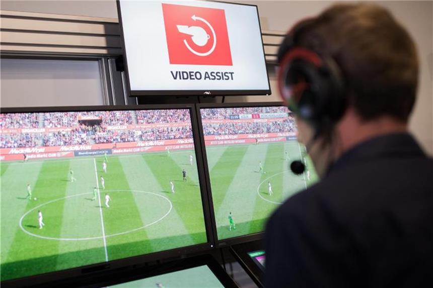 DFL entscheidet über regulären Einsatz des Videoassistenten Seit dieser Saison in der Bundesliga im Einsatz: Der Videoassistent Foto: Rolf Vennenbernd