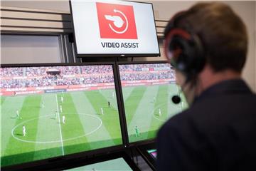 Seit dieser Saison in der Bundesliga im Einsatz: Der Videoassistent Foto: Rolf Vennenbernd