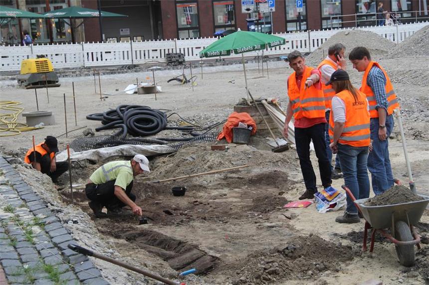 So steht es um den Umbau des Altstadtmarkts Seit dieser Woche ist die Baustelle am Altstadtmarkt nun eine Ausgrabungsstätte des Landschaftsverbands Westfalen-Lippe. Jeden Tag sind seither weitere bedeutende Funde unter dem alten Pflaster des Platzes gemacht worden.