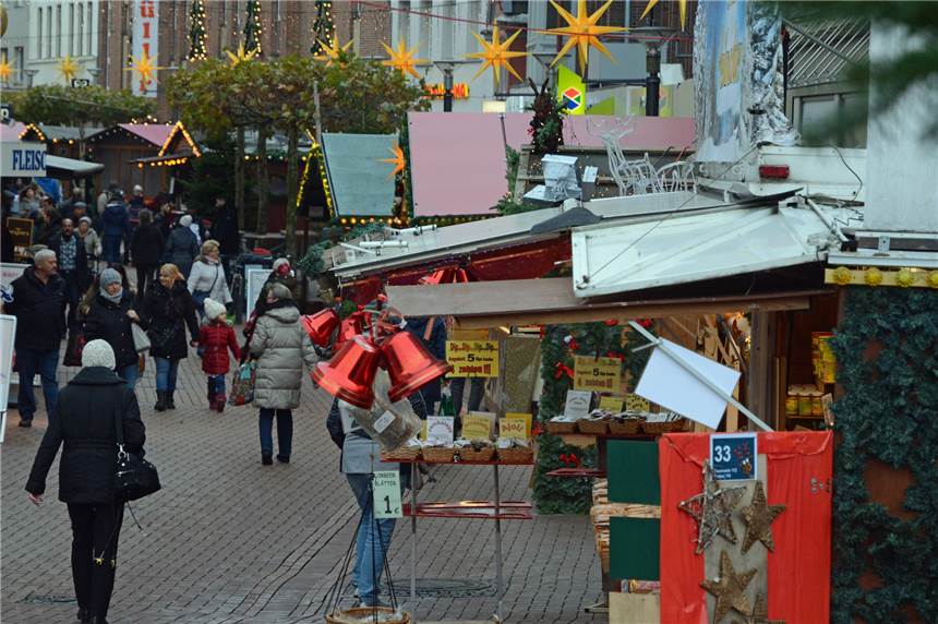 In der Innenstadt leuchten die Weihnachtssterne Seit Donnerstag (22.11.) ist der Weihnachtsmarkt geöffnet.