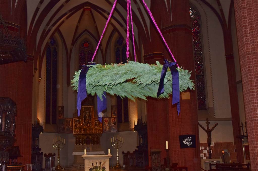 Der Adventskranz in der Sixtuskirche.