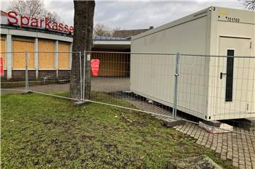 Seit Donnerstag steht ein Container vor der Filiale der Sparkasse in Lünen-Süd. In den kommenden Tagen sollen Geldautomaten und ein SB-Terminal eingebaut werden.