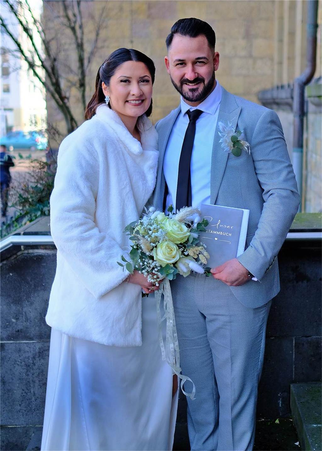 Die Eheleute Leyla Kirnapci und Oguzhan Aldemir vorm Rathaus Recklinghausen