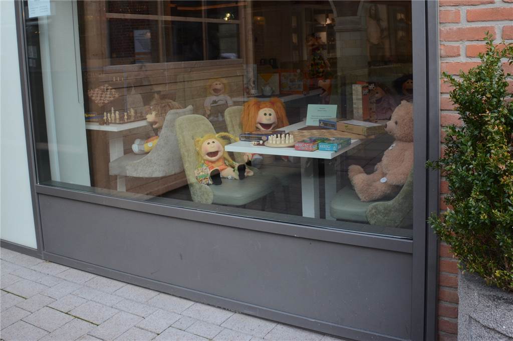Puppen erobern das Ahauser Schlosscafé San Remo Seit ein paar Tagen ist das Schloßcafé wieder voller Gäste, so könnte man meinen.