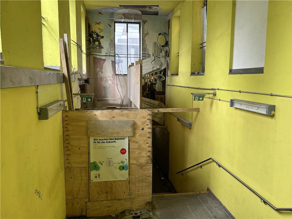 Aufzug-Einbau am Hauptbahnhof lässt Wandbild mit Filmhelden verblassen Umbauarbeiten im Bahnhof Lünen