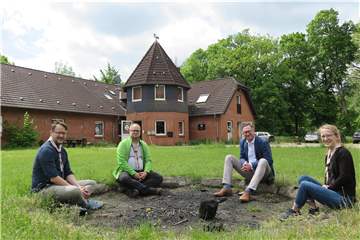Seit einem Jahr waren keine gemeinsamen Treffen der Pfadfinder am Lagerfeuer möglich. Einen besseren Ort mit Symbolik hätten Christian Brüninghoff, Manuel Schmidt, Bernd Reuther und Anika Gesing (v.l.) für ihr Gespräch über die Problematik der Pfadfinderarbeit in Corona-Zeiten kaum finden können.