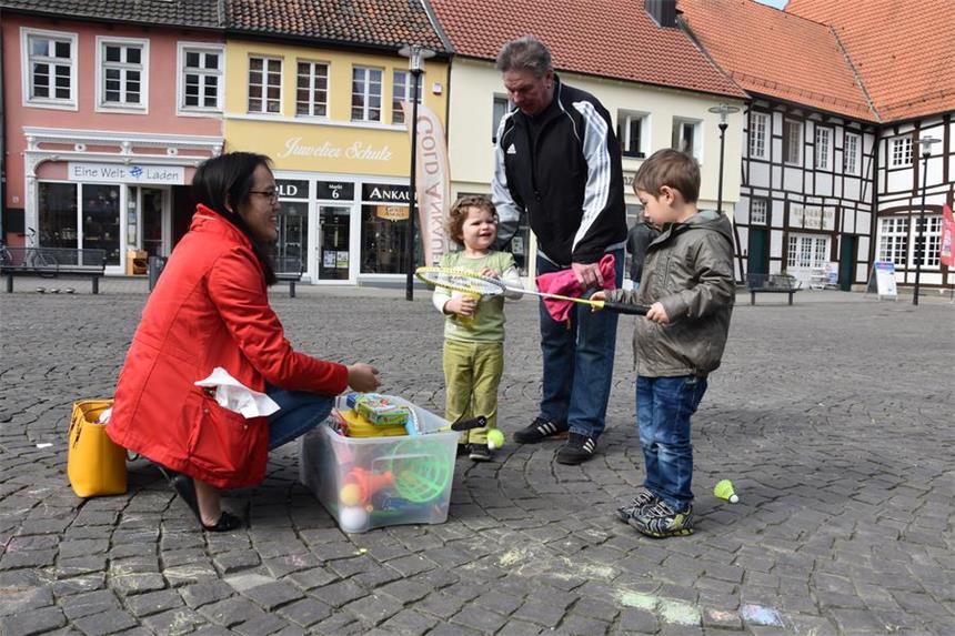 Private Aktion: Spielzeugbox auf Werner Marktplatz Seit einigen Tagen steht eine Spielzeugkiste auf dem Marktplatz. Dazu gehören auch Schwimmnudeln. Mara (2) und Jonas (4) spielen miteinander. Der Großvater von Mara, der sich "Opa Pöller" nennt, und Jonas' Mutter Nadia Koo schauen zu.