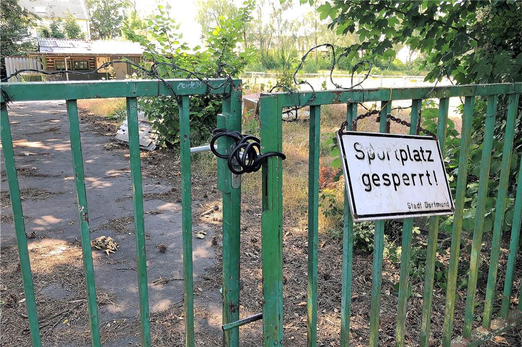 Wer in Zukunft ein Haus bauen will, kann sich bei diesem Investor schon jetzt bewerben Seit Ende 2018 ist der Sportplatz „Im Rauhen Holz“ gesperrt.