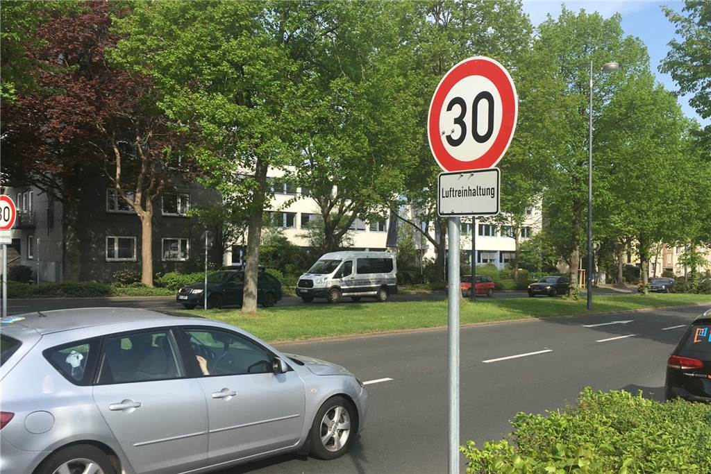 Kommt jetzt Tempo 30 auf allen Dortmunder Straßen? Seit Ende April 2020 gilt auf der Ruhrallee Tempo 30 - zur Luftreinhaltung.
