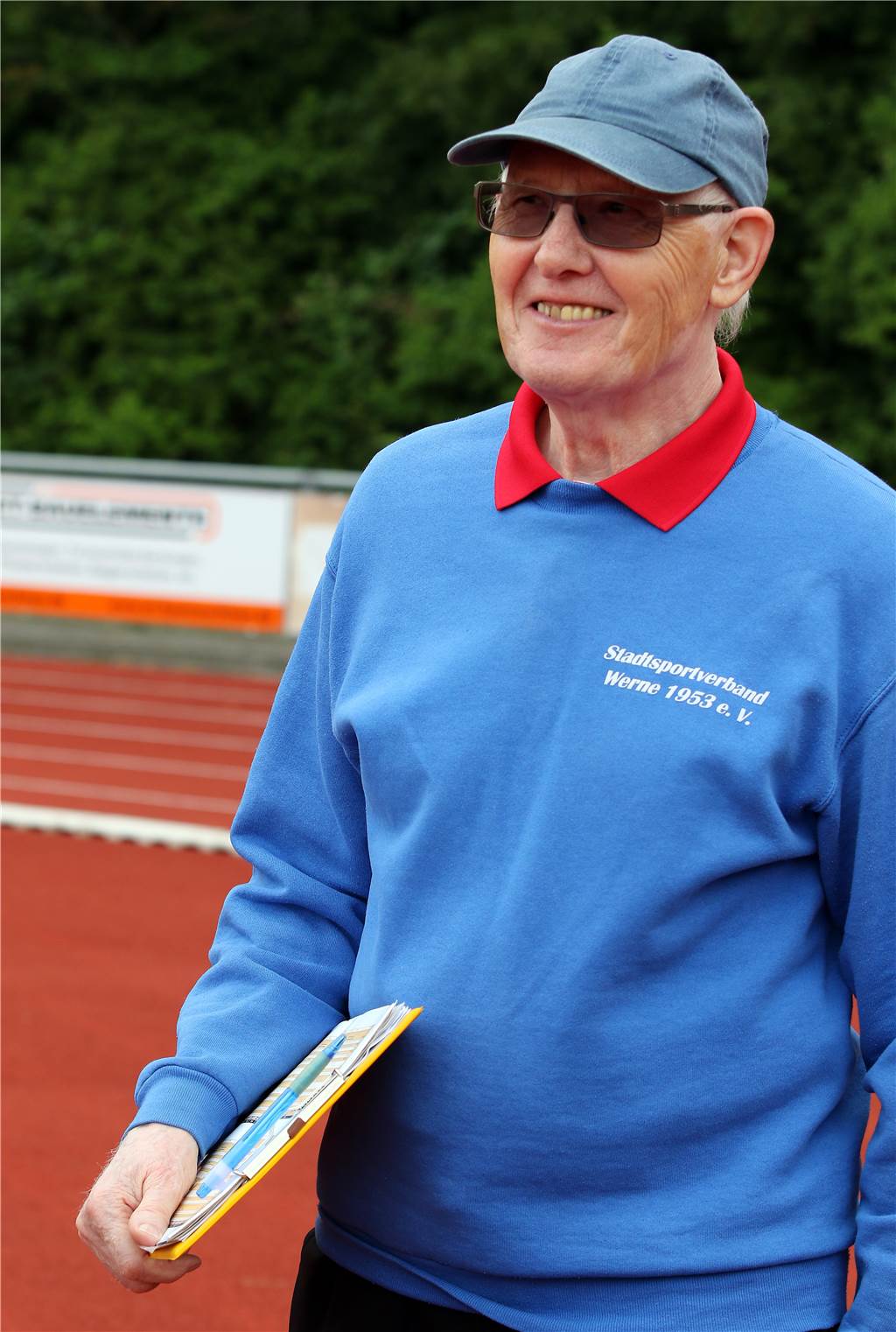 Viele begeisterte Teilnehmer bei den Sportabzeichen - weitere Chancen in den nächsten Wochen Seit fast 40 Jahren gehört Manfred Deutsch mit seinen 81 Jahren zum Prüferteam. Selbst legt er ebenso lang und länger das Sportabzeichen ab.