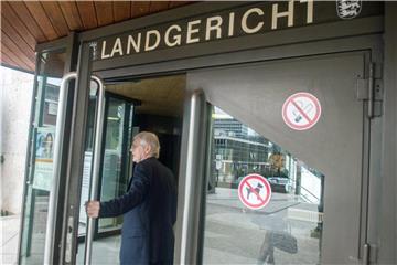 Seit fast neun Monaten steht der frühere Drogerieunternehmer Anton Schlecker in Stuttgart vor Gericht. Foto: Lino Mirgeler