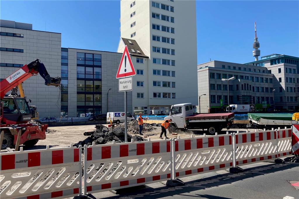Fußball-EM als Zeitenwende für Baustellen: Tiefbauer legen Arbeitsprogramm vor Seit Frühjahr 2022 wird an der Ophoff-Kreuzung bereits gebaut. Hier wird die erste von sechs Brückenplatten erneuert.