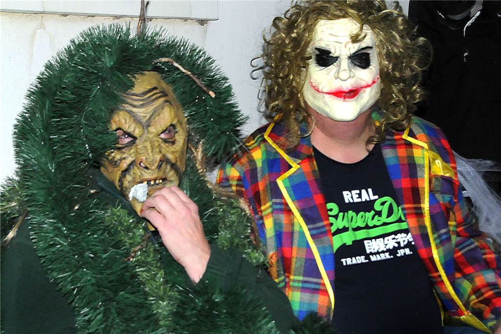 Am „Horrorhaus von Geisecke“ tanzten Vampire und Knochenmänner Seit fünf Jahren gestalten Patrizia (l.) und Axel Schneider ihr Grundstück an der Geisecker Talstraße 54 zu Halloween zum Horrorhaus von Geisecke.