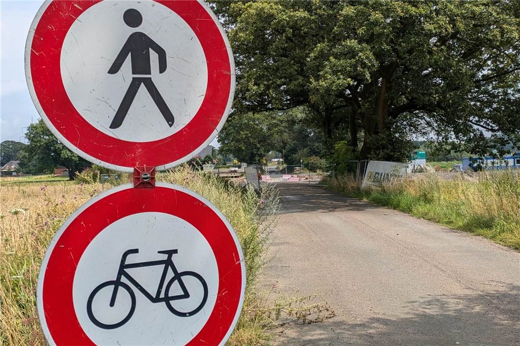 Müll-Tourismus und Bankett-Schäden: Anwohnerbeschwerden über Baustelle Verkehrsschild Sperrung