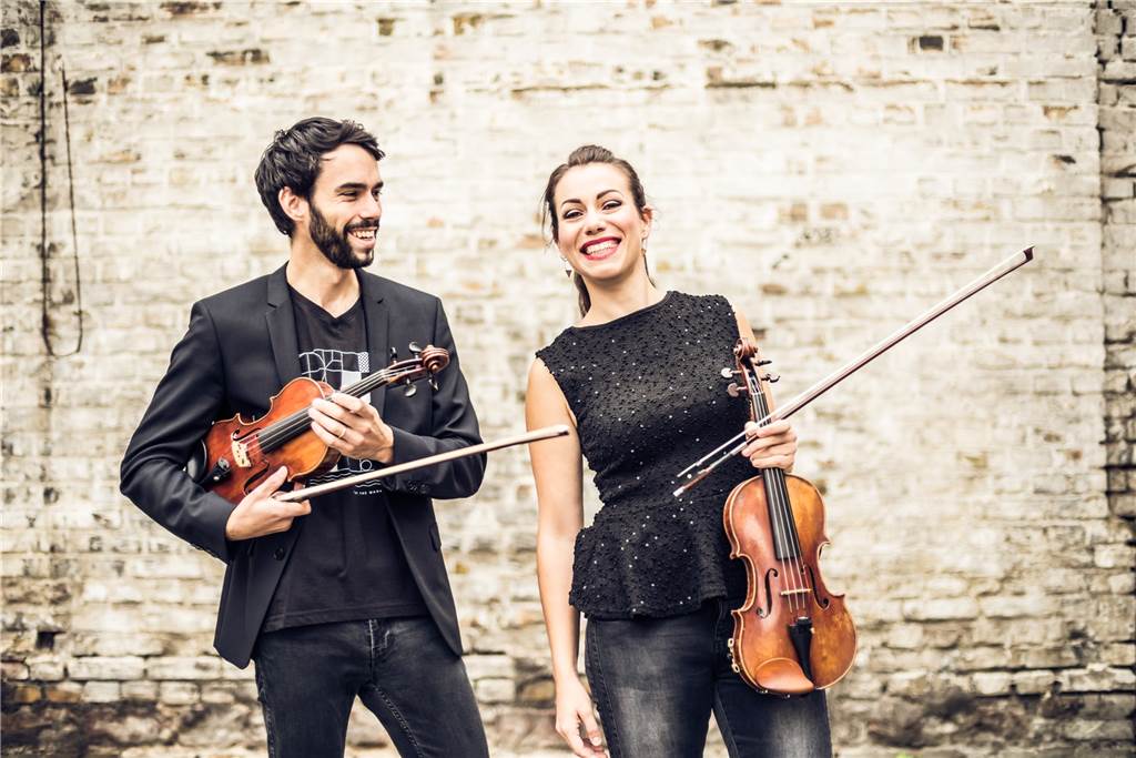 Schlosskonzerte Westerwinkel: Viel mehr als nur Standard Seit ihrem 12. Lebensjahr teilen sich die beiden Geschwister die Bühne: Marie-Luise Dingler und Christoph Dingler sind als „The Twiolins“ am 30. Juni zu sehen.