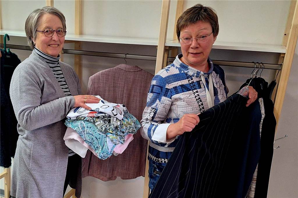 Mehr Regale für mehr Klamotten: Kleiderkammer der KAB in neuem Gewand Zwei Frauen