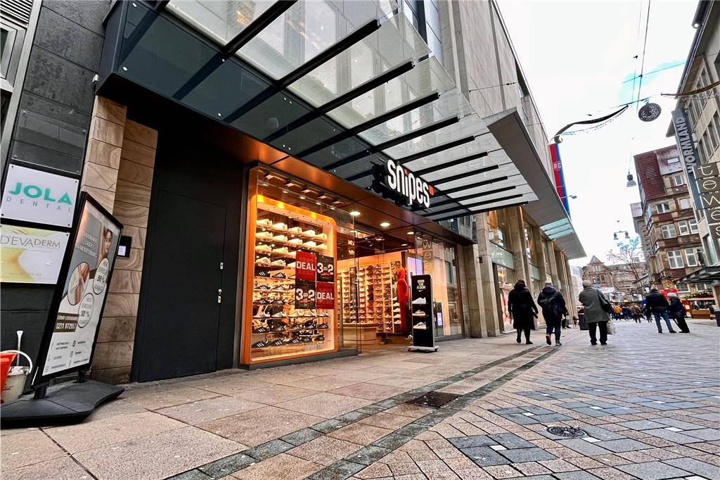 Seit Jahren erfreut sich der Sneaker- und Streetwear-Händler Snipes - hier das Geschäft vor Peek & Cloppenburg am Westenhellweg in Dortmund - gerade bei jungen Kundinnen und Kunden großer Beliebtheit. 2025 zieht Snipes mit Deichmann zusammen in das bisherige Modehaus Appelrath & Cüpper. Snipes gehört zum Essener Deichmann-Konzern.