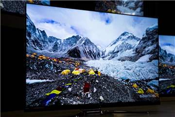 Seit Jahren gehören neue Großbild-Fernseher zu den Hinguckern auf der IFA - hier ein aktueller Nano UHD-TV von Grundig. Foto: Franziska Gabbert/dpa-tmn