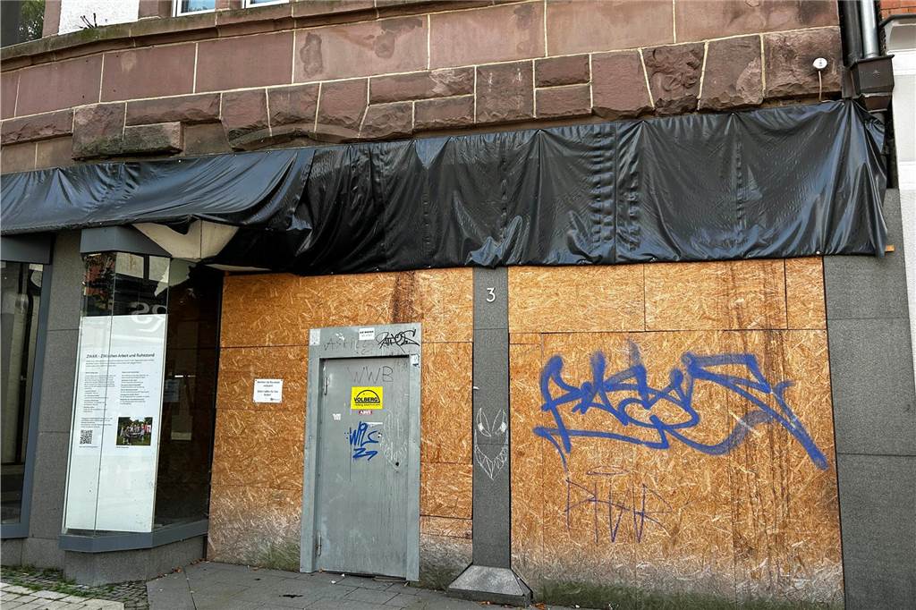 Eigentümer reagiert auf Kritik am Zustand der Kroes-Passage Der Zugang zur Kroes-Passage von der Bonenstraße in Werne aus ist mit Holzplatten versperrt.