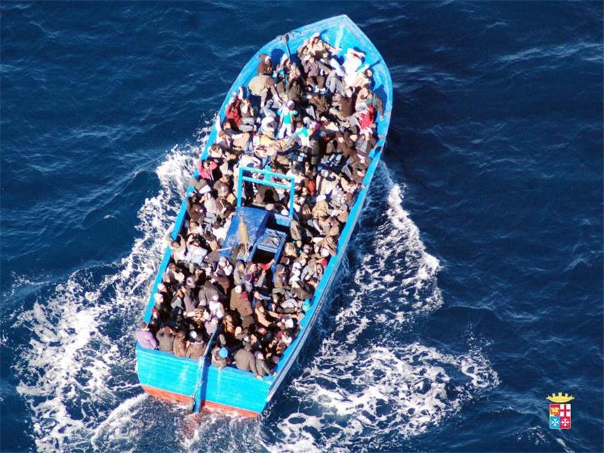 Entsetzen nach Tod hunderter Flüchtlinge im Mittelmeer Seit Jahren kommen im Mittelmeer immer wieder Bootsflüchtlinge auf dem Weg nach Europa um. Foto: Italian Navy/Archiv